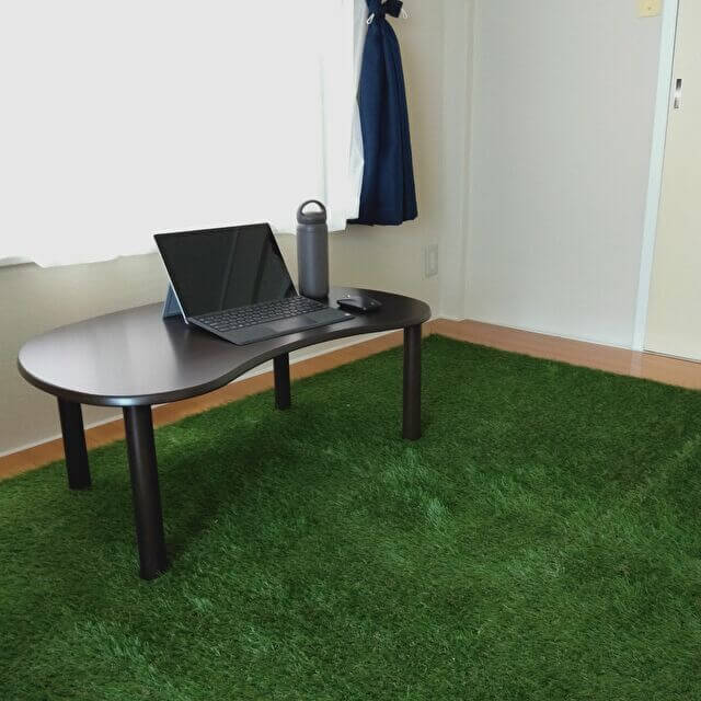 在宅勤務中の部屋に人工芝を敷くと、緑で気分も癒されます。